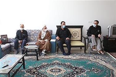 تصویر تصاویری ا ز دیدار امام جمعه با خانواده پژوهشگر فقید یزدی