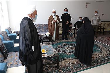 تصویر تصاویری ا ز دیدار امام جمعه با خانواده پژوهشگر فقید یزدی
