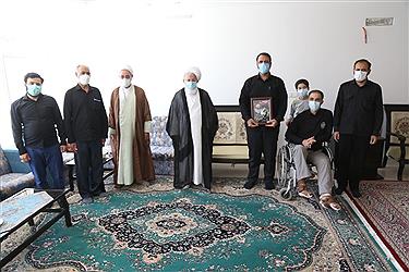 تصویر تصاویری ا ز دیدار امام جمعه با خانواده پژوهشگر فقید یزدی