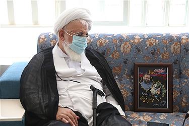 تصویر تصاویری ا ز دیدار امام جمعه با خانواده پژوهشگر فقید یزدی