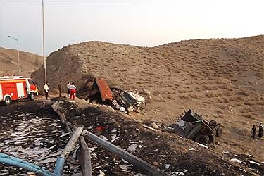 تصویر تصاویری از برخورد یک دستگاه تریلی با کامیون بنز در گردنه علی آباد