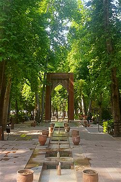 تصویر به تماشای باغ ایرانی تهران بنشینید