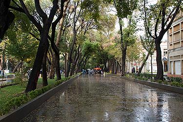 تصویر آغاز اولین باران پاییزی در اصفهان