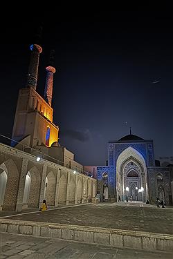 تصویر روایت تصویری پرسون از آتشکده مسجد جامع یزد تا زندان اسکندر