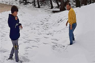 تصویر خوشحالی مردم از بارش برف در مازندران