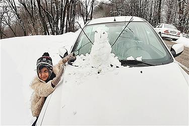 تصویر خوشحالی مردم از بارش برف در مازندران