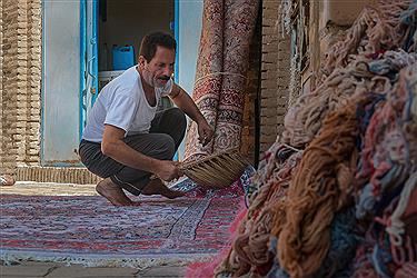 تصویر قالی بافی، تلفیقی از هنر و نوآوری در یزد