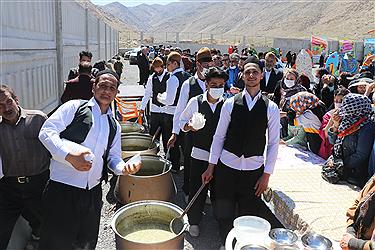 تصویر جشنواره طبخ آش اراک در منطقه نمونه گردشگری گردو با حضور پرشور مردم