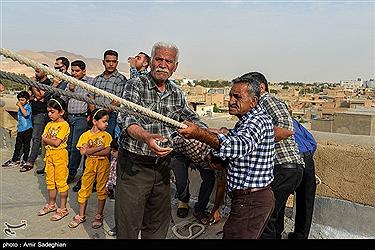 تصویر آیین برپایی خیمه های عزاداری محرم در  زرقان- فارس