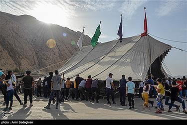 تصویر آیین برپایی خیمه های عزاداری محرم در  زرقان- فارس