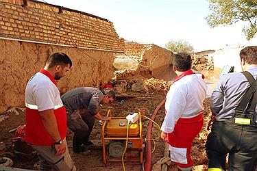 تصویر امدادرسانی به  روستای سیل زده  آهنگران