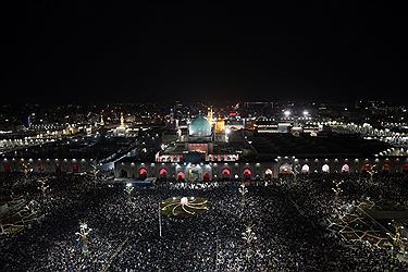 تصویر گزارش تصویری اختصاصی پٌرسون از احیای شب بیست و یکم ماه رمضان در حرم مطهر رضوی&#47; ببینید