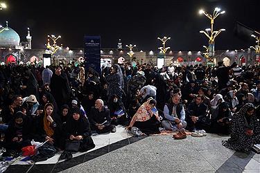 تصویر گزارش تصویری اختصاصی پٌرسون از احیای شب بیست و یکم ماه رمضان در حرم مطهر رضوی&#47; ببینید