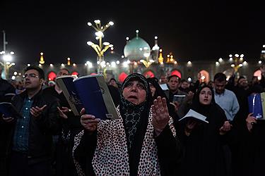 تصویر گزارش تصویری اختصاصی پٌرسون از احیای شب بیست و یکم ماه رمضان در حرم مطهر رضوی&#47; ببینید