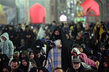 تصویر گزارش تصویری پٌرسون از احیای شب بیست و یکم ماه رمضان در حرم مطهر رضوی&#47; ببنید