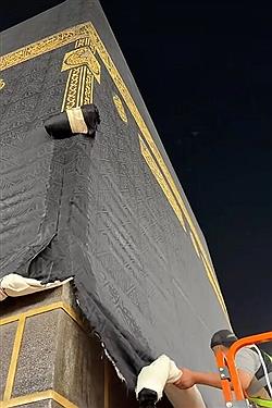 تصویر آماده‌سازی کعبه برای پذیرایی از حجاج