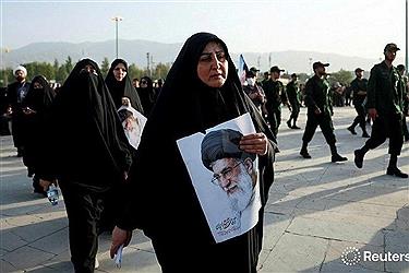 تصویر تصاویری را از حضور بانوان در مراسم وداع با رهبر شهید