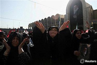 تصویر تصاویری را از حضور بانوان در مراسم وداع با رهبر شهید