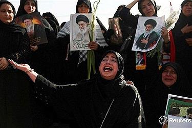 تصویر تصاویری را از حضور بانوان در مراسم وداع با رهبر شهید