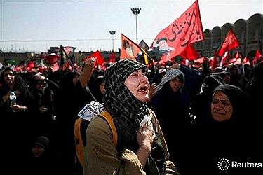 تصویر تصاویری را از حضور بانوان در مراسم وداع با رهبر شهید
