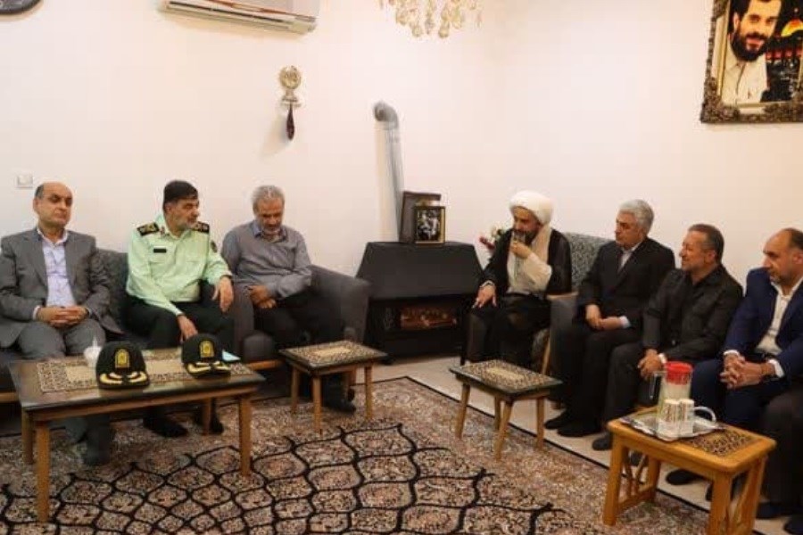 سردار احمد رادان در منزل شهید حسن عشوری 