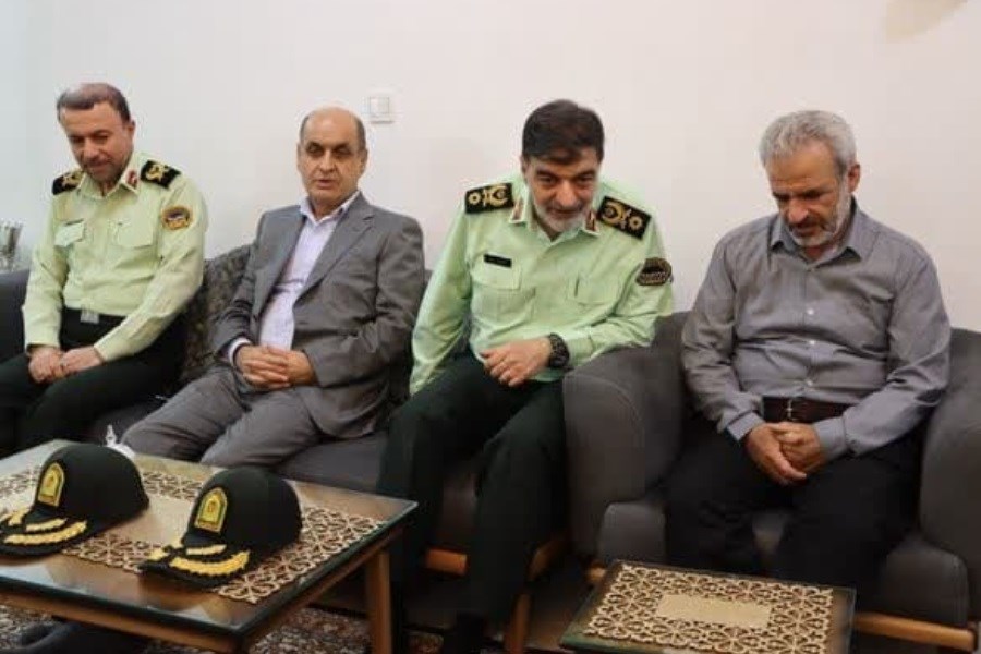 سردار احمد رادان در منزل شهید عاشوری