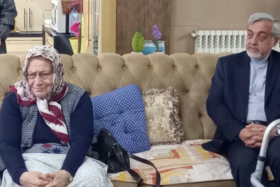 فرماندار رشت با خانواده شهدای جیران‌زاده و رحمانی
