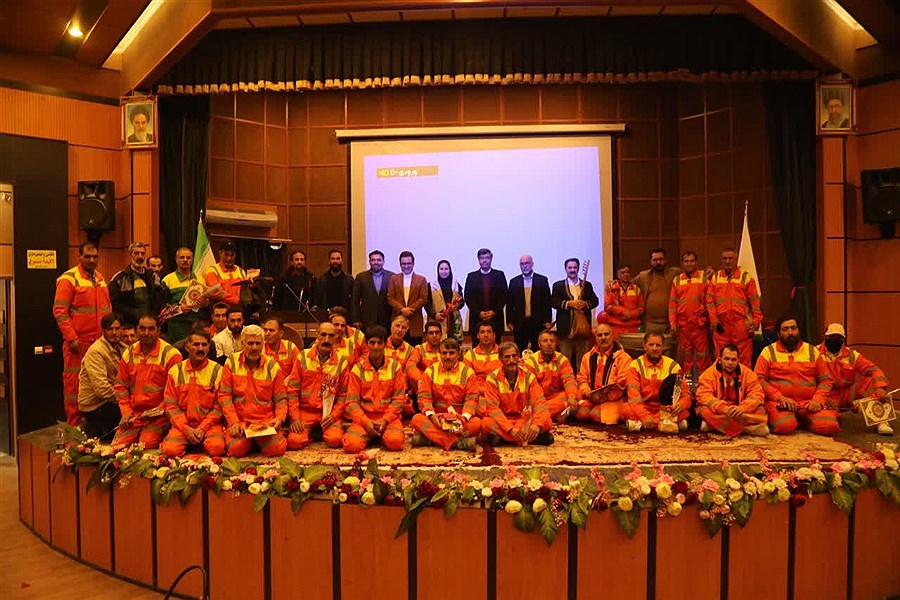 تجلیل از نیروهای نمونه خدمات شهری و فضای سبز شهر آبیک توسط شهردار وزیری نژاد