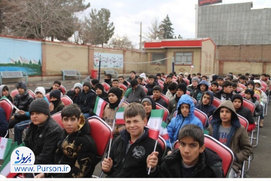 دانش آموزان و زنگ فجر انقلاب به مناسبت دهه مبارک فجر