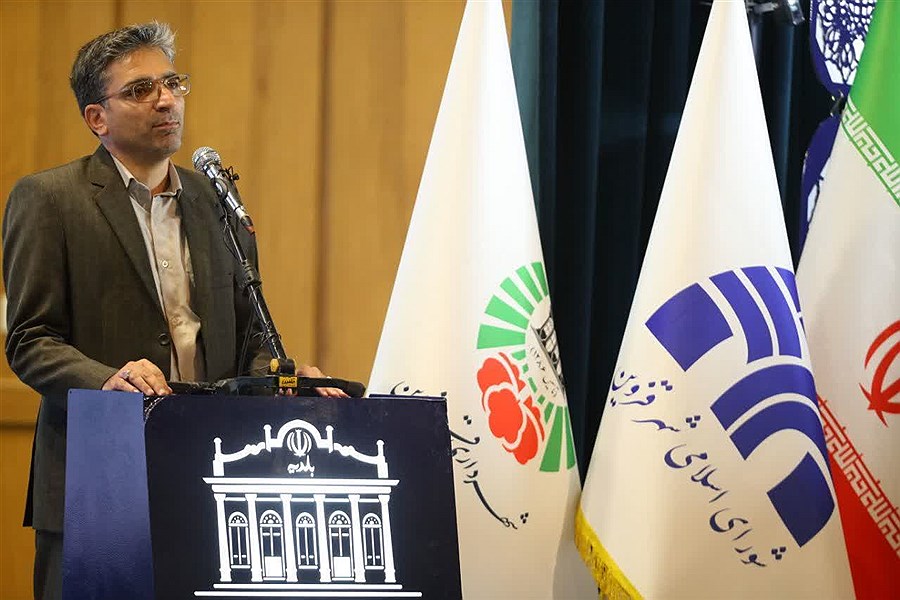 ابوالفضل اکبری معاون شهردار و رئیس سازمان فرهنگی، اجتماعی و ورزشی شهرداری قزوین در آیین تجلیل از چهرههای ورزشی
