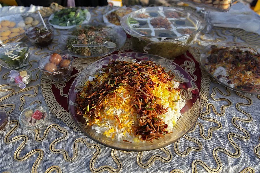 پخت قیمه‌نثار در جشنواره هفته فرهنگی قزوین
